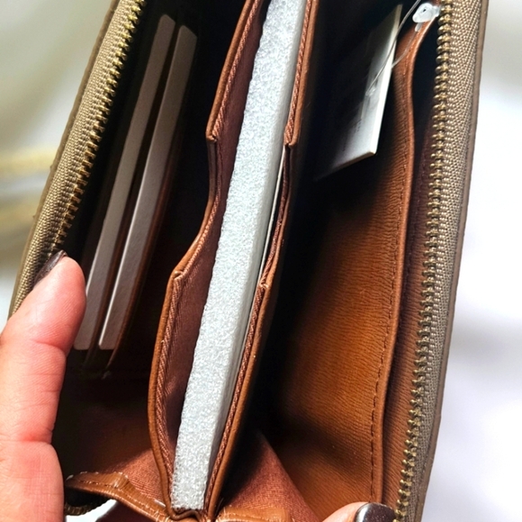 Brand New Fossil Gold Crossgrain Leather Wristlet Zip Around Wallet 6" X 3.5" - Picture 3 of 7